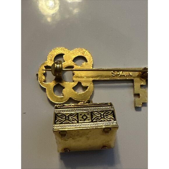 Vintage 2" Damascene Gold Tone Key Treasure Box on Chain Brooch Pin Made Spain - Picture 4 of 7